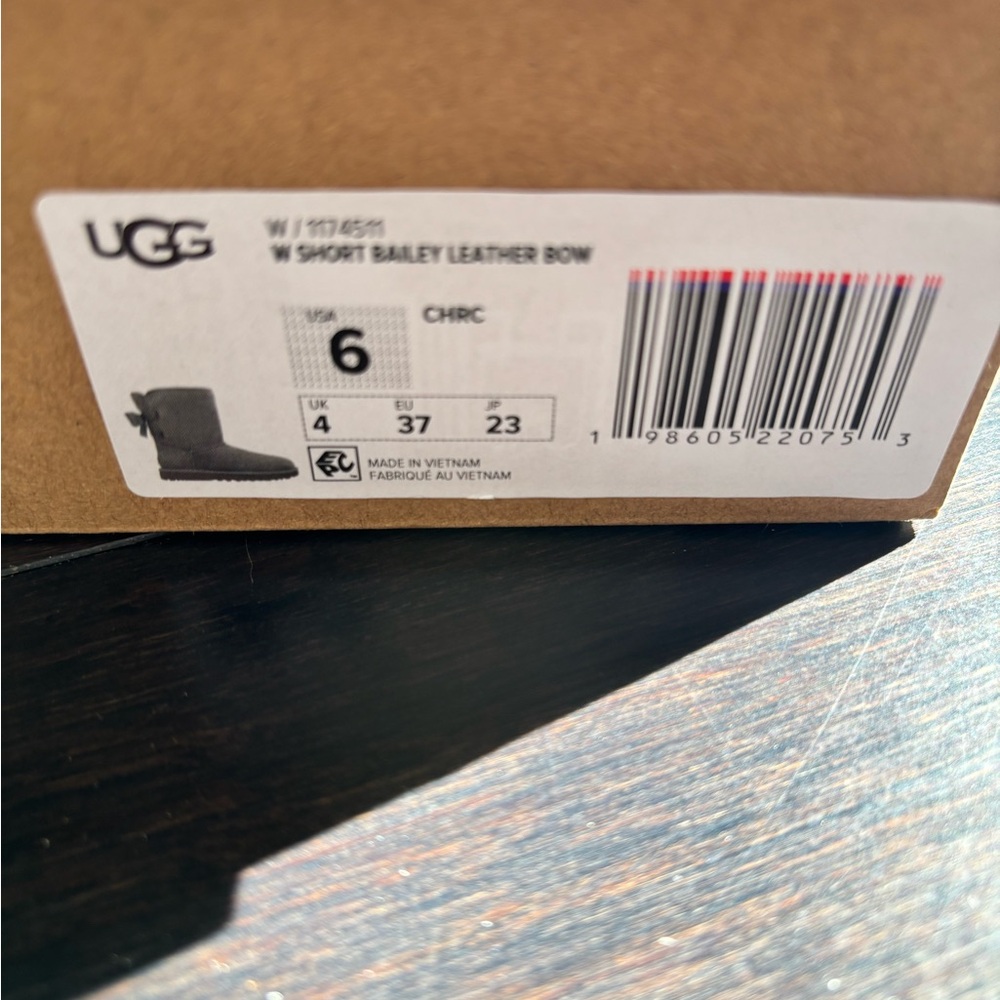 UGG SHORT BAILEY LEATHER BOW IN CHARCOAL SZ 6,9 NEW IN BOX - Picture 8 of 9